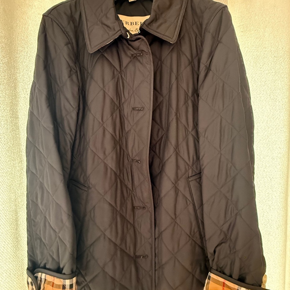 AUTHENTIC Burberry quilted down jacket.